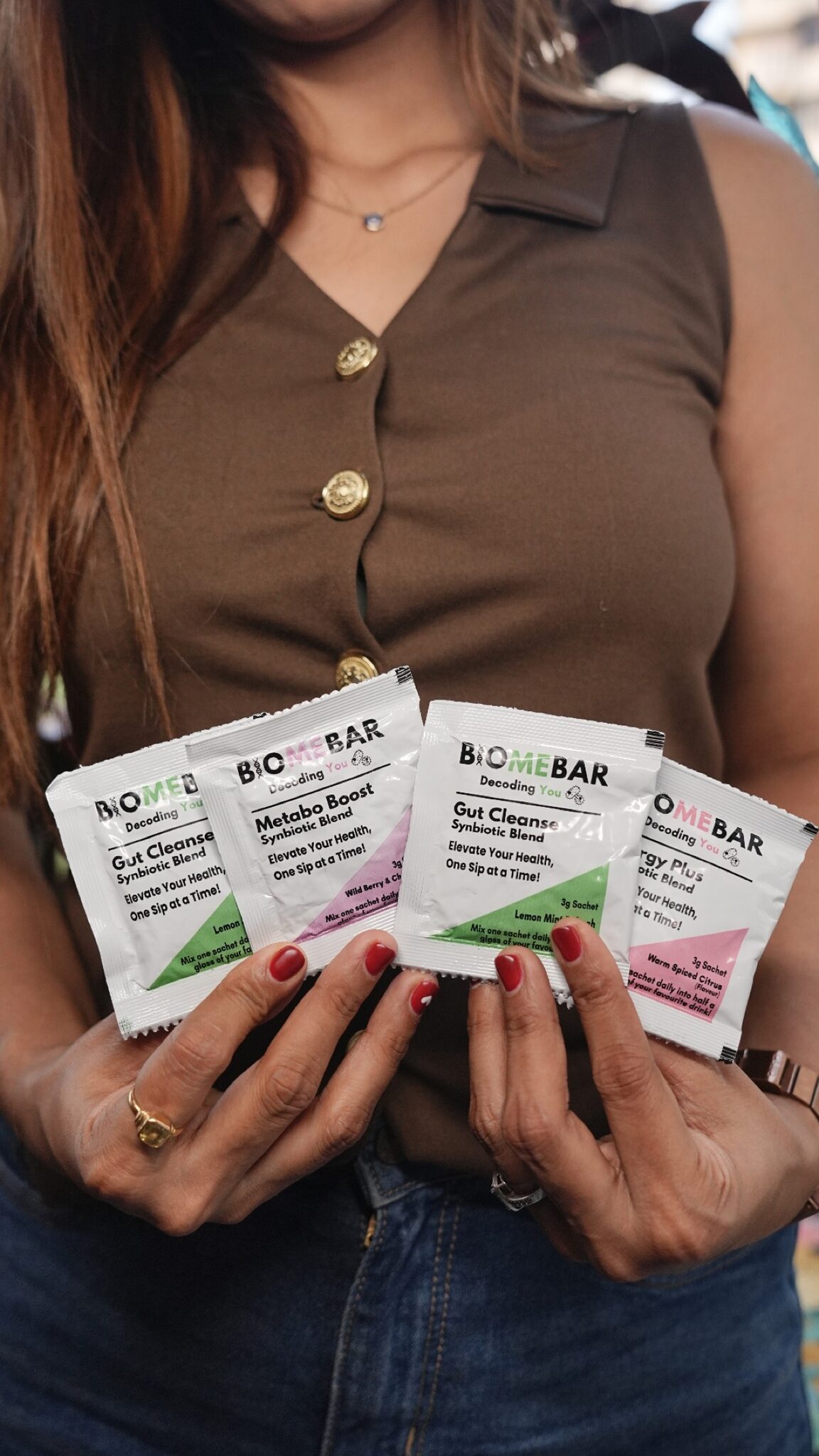 Holding BioMeBar synbiotic sachets